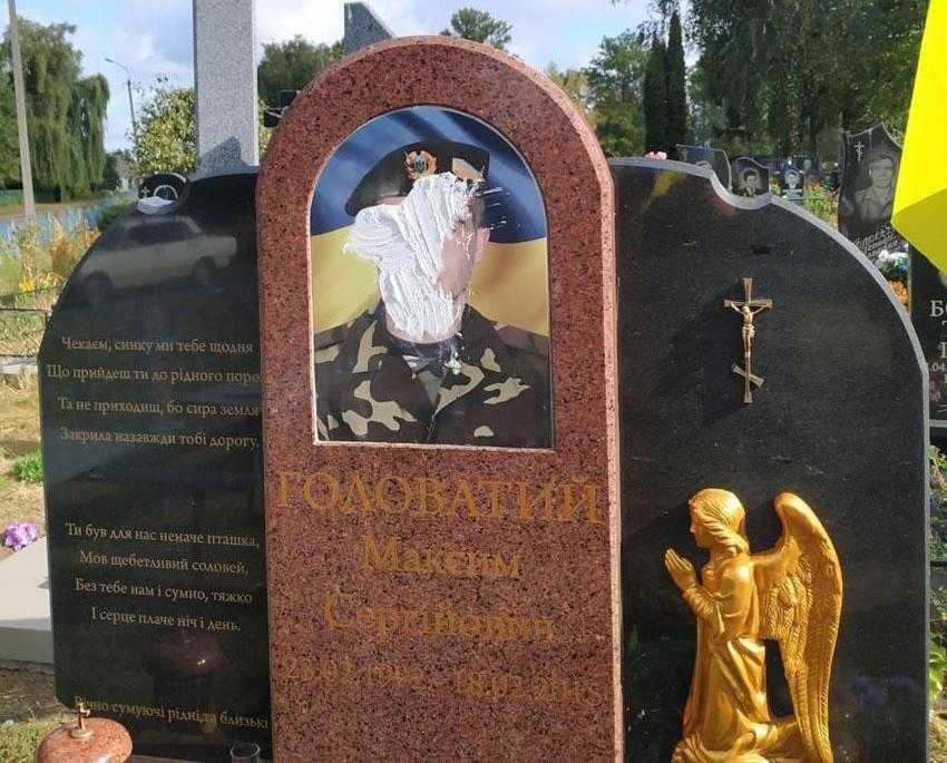Вандал повредил пять памятников / фото: ГУ НП Черниговской области Вандал повредил пять памятников / фото: ГУ НП Черниговской области