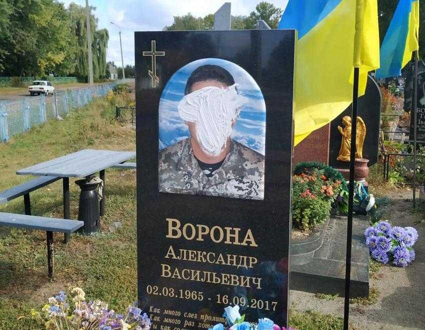 В Черниговской области полиция задержала вандала, который повредил могилы бойцов АТО (фото) В Черниговской области полиция задержала вандала, который повредил могилы бойцов АТО (фото)