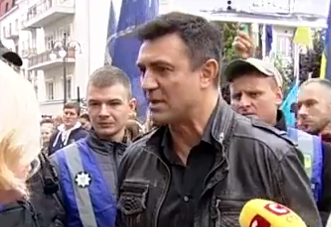 Скандал возник из-за того, что одна из женщин коснулась рукава куртки Тищенко / скриншот Скандал возник из-за того, что одна из женщин коснулась рукава куртки Тищенко / скриншот