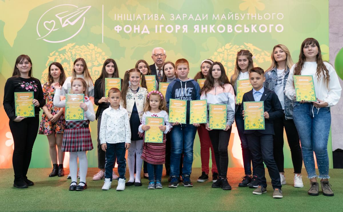 Переможці та фіналісти конкурсу з членами журі Переможці та фіналісти конкурсу з членами журі