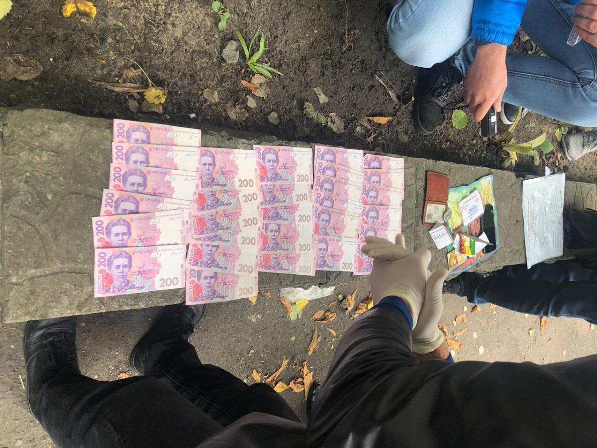 Правоохранители задержали капитана полиции во время получения денег / фото od.gp.gov.ua Правоохранители задержали капитана полиции во время получения денег / фото od.gp.gov.ua