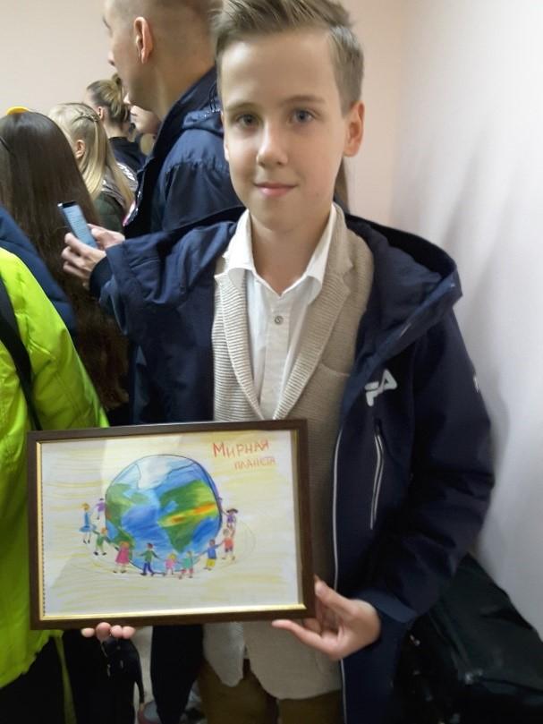 Четырнадцатилетний Максим нарисовал свою мечту / фото УНИАН