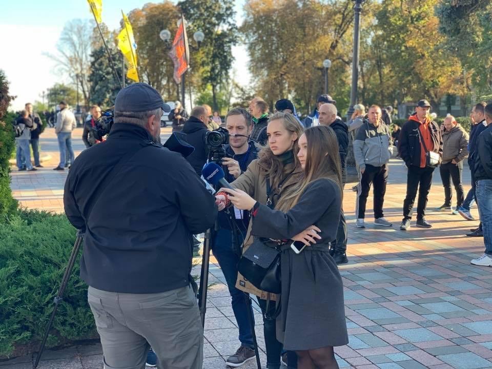 Мітинг власників авто на єврономерах / фото facebook.com/AESUkraine Мітинг власників авто на єврономерах / фото facebook.com/AESUkraine