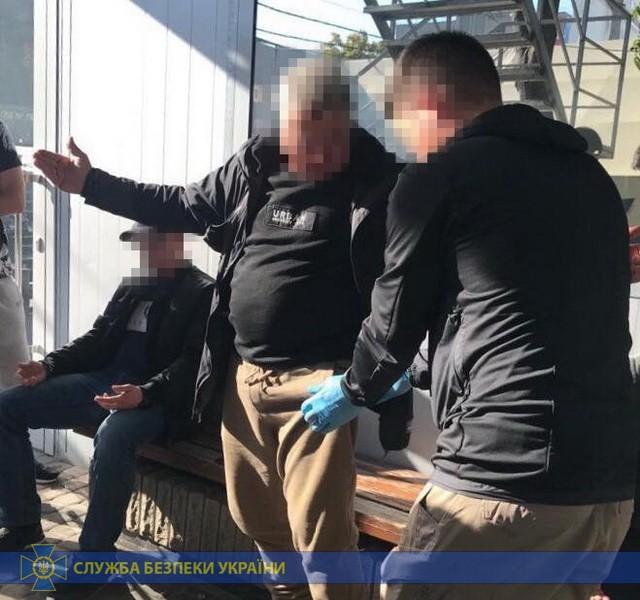 Чиновники требовали взятку за беспрепятственную торговлю в районе проведения праздника / Фото: Служба безопасности Украины Чиновники требовали взятку за беспрепятственную торговлю в районе проведения праздника / Фото: Служба безопасности Украины