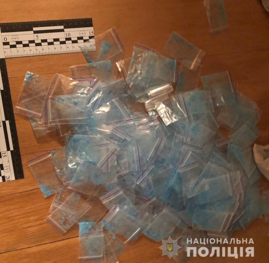 Правоохранители изъяли более 2,5 тыс. полиэтиленовых пакетиков с метамфетамином / фото НПУ Правоохранители изъяли более 2,5 тыс. полиэтиленовых пакетиков с метамфетамином / фото НПУ