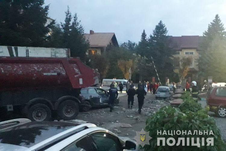 Автомобіль за інерцією занесло на територію Чортківського РВ Управління ДСНС / фото Нацполіція Автомобіль за інерцією занесло на територію Чортківського РВ Управління ДСНС / фото Нацполіція