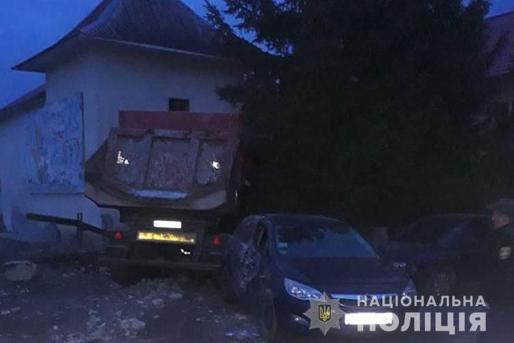 Автомобіль протаранив ще й припарковане авто марки Opel / фото Нацполіція Автомобіль протаранив ще й припарковане авто марки Opel / фото Нацполіція