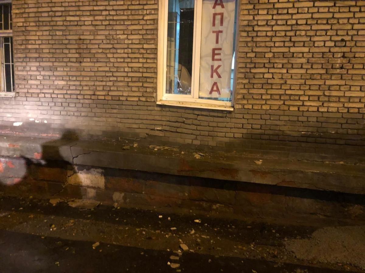 На першому поверсі будівлі, де розміщувалася аптека, утворилися тріщини на стінах / фото ДСНС На першому поверсі будівлі, де розміщувалася аптека, утворилися тріщини на стінах / фото ДСНС