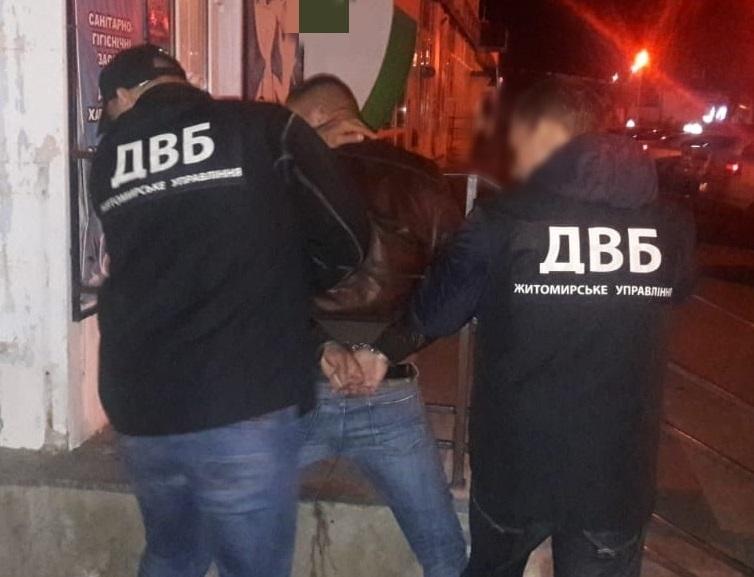 Замість боротьби з наркотиками поліцейський ними торгував / фото: Нацполіція Замість боротьби з наркотиками поліцейський ними торгував / фото: Нацполіція
