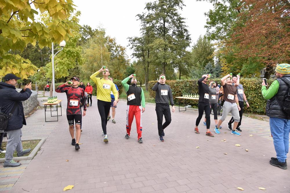 Особливістю пивної милі є те, що перед кожним колом змагань учасник повинен випити 0,3 літра пива / фото УНІАН