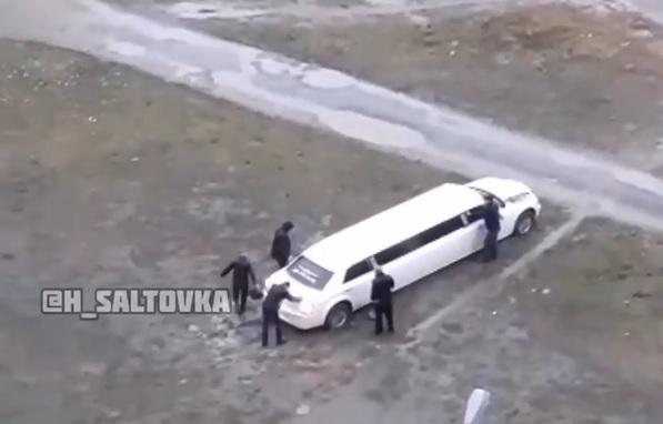 Автомобіль довелося виштовхувати п'ятьом чоловікам / скріншот Автомобіль довелося виштовхувати п'ятьом чоловікам / скріншот