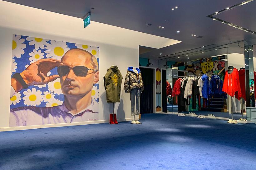 На одній зі стін розмістили великий портрет Путіна на фоні ромашок / Forbes Russia На одній зі стін розмістили великий портрет Путіна на фоні ромашок / Forbes Russia