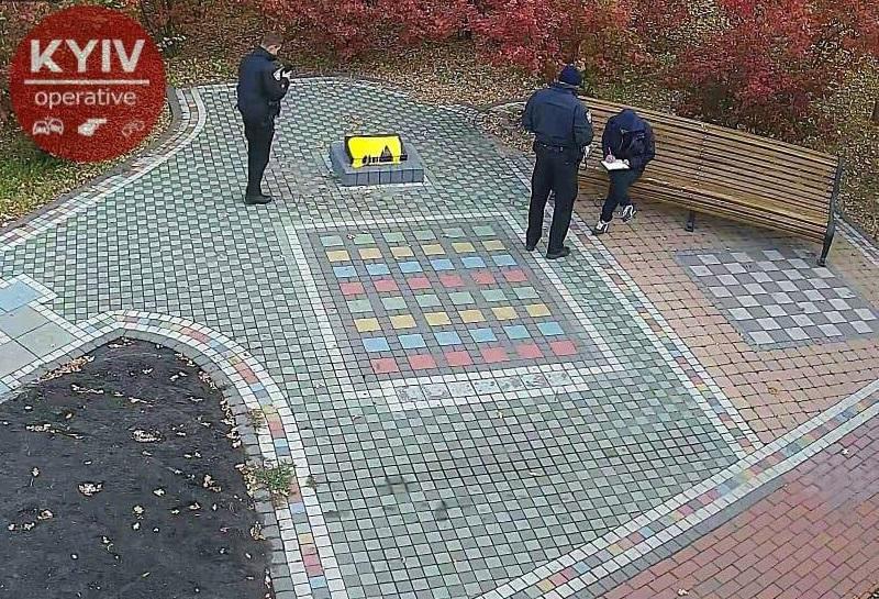 Вандали поглумилися над пам'ятним знаком бійцям АТО / facebook.com/KyivOperativ Вандали поглумилися над пам'ятним знаком бійцям АТО / facebook.com/KyivOperativ