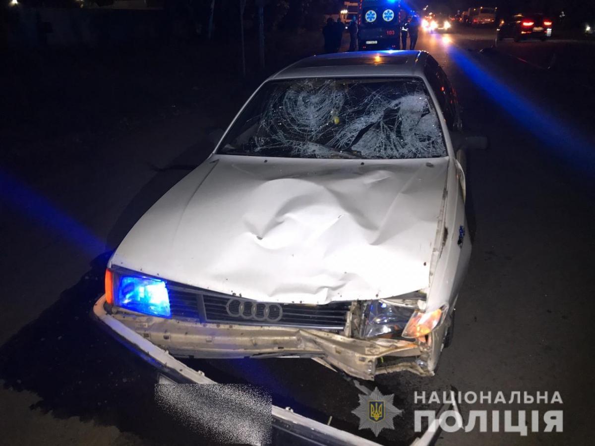 Под Киевом автомобиль сбил насмерть двух сестер-близнецов Под Киевом автомобиль сбил насмерть двух сестер-близнецов