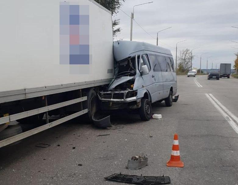 Водій маршрутки скоїв зіткнення з вантажівкою / фото: zp.npu.gov.ua Водій маршрутки скоїв зіткнення з вантажівкою / фото: zp.npu.gov.ua