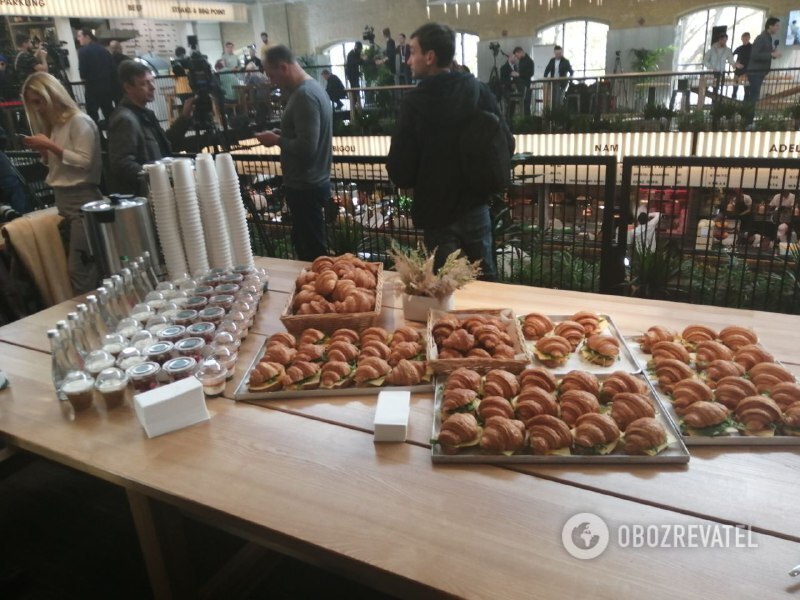 Їжа на прес-марафоні президента / фото Оглядач