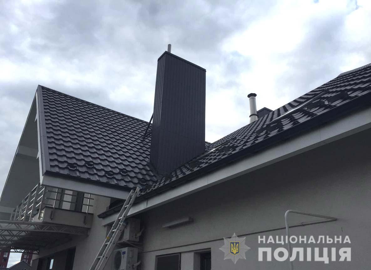 Внаслідок вибуху пошкоджено дах будинку / фото: ГУ Нацполіції Рівненської області Внаслідок вибуху пошкоджено дах будинку / фото: ГУ Нацполіції Рівненської області