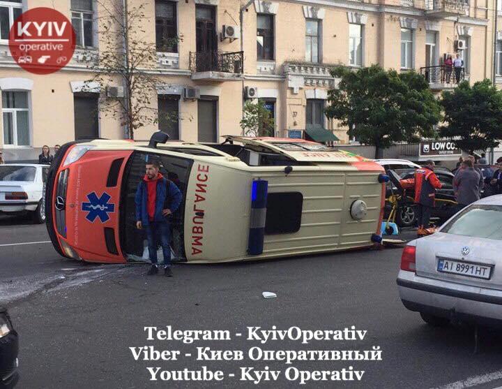 Аварія сталася у четвер близько 14:30 / фото facebook.com/KyivOperativ Аварія сталася у четвер близько 14:30 / фото facebook.com/KyivOperativ