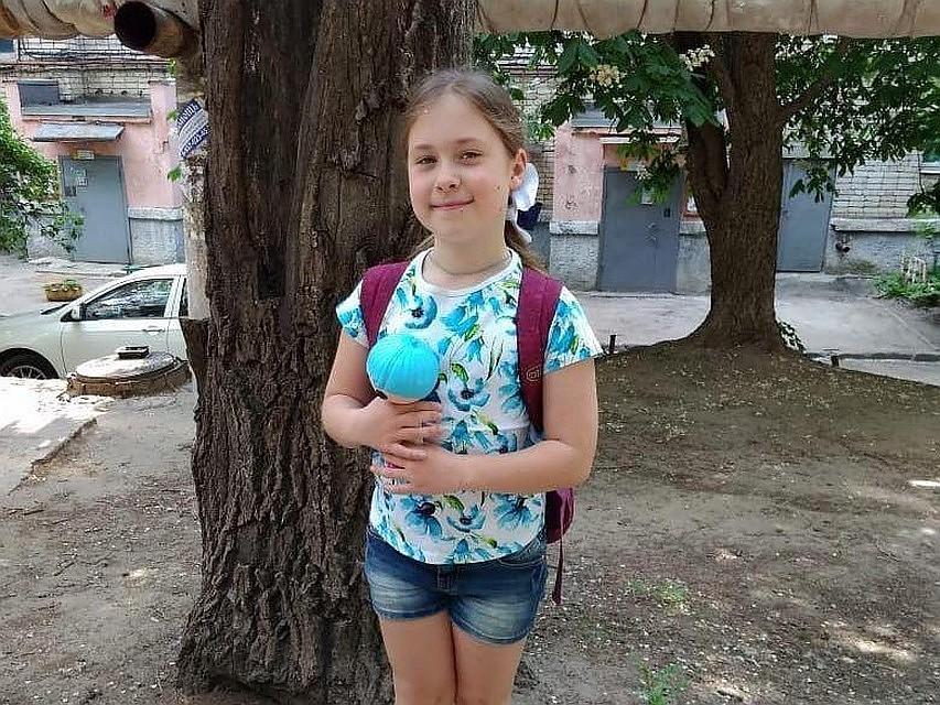 Підозрюваного у вбивстві Лізи Кисельової вивели з гаражів в масці / saratov.kp.ru Підозрюваного у вбивстві Лізи Кисельової вивели з гаражів в масці / saratov.kp.ru