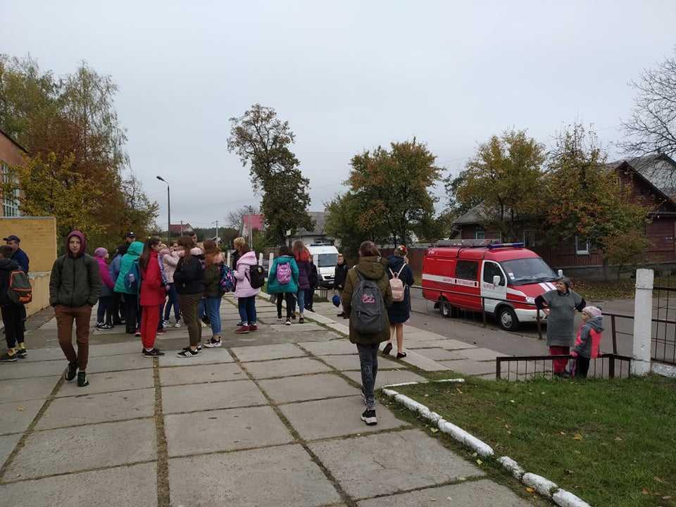 В больницу доставлены 9 учеников в возрасте от 12 до 14 лет / фото: ЧеLine В больницу доставлены 9 учеников в возрасте от 12 до 14 лет / фото: ЧеLine
