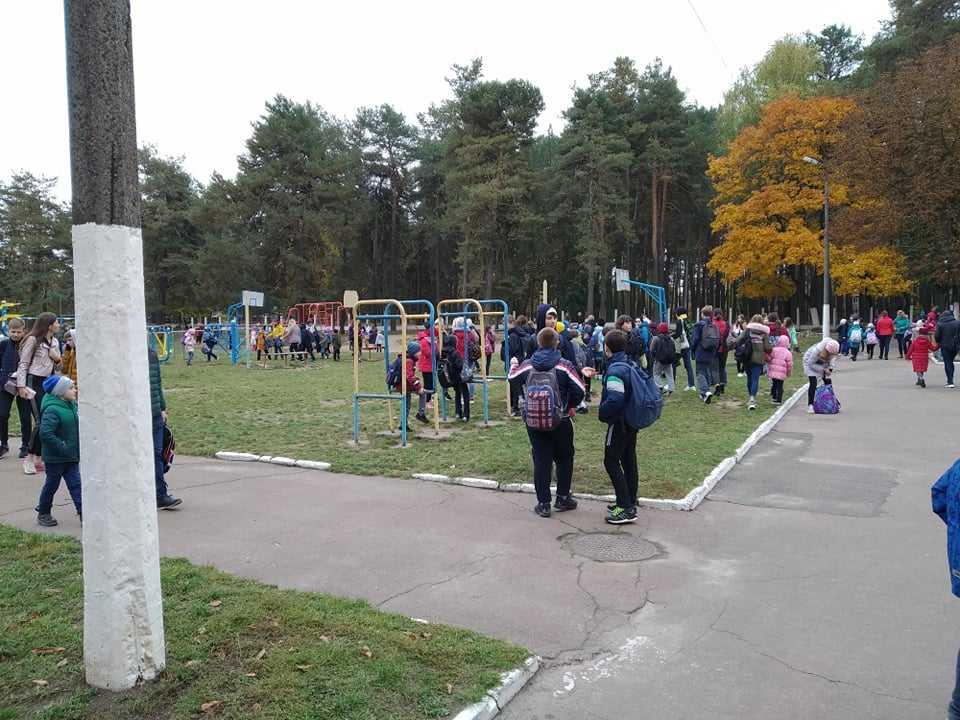 В Чернигове в одной из школ распылили газ, 9 учеников доставили в больницу (фото) В Чернигове в одной из школ распылили газ, 9 учеников доставили в больницу (фото)