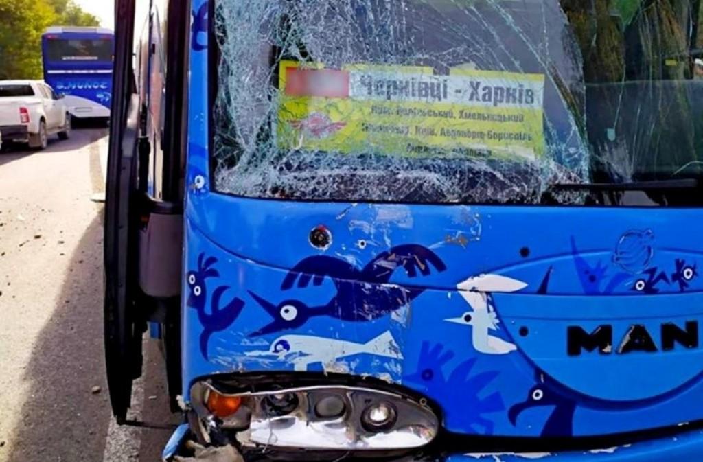 В результате столкновения рейсового автобуса с микроавтобусом пострадали 9 человек / фото пресс-служба ГУНП в Черновицкой области В результате столкновения рейсового автобуса с микроавтобусом пострадали 9 человек / фото пресс-служба ГУНП в Черновицкой области