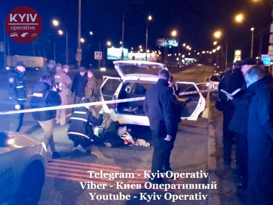 Автомобиль остановили около 23:30 на улице Заболотного / фото: Киев оперативный Автомобиль остановили около 23:30 на улице Заболотного / фото: Киев оперативный
