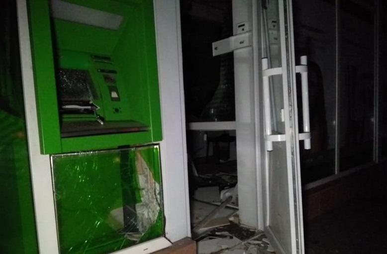 Невідомі підірвали банкомат, але розжитися грішми не вийшло / фото: поліція Києва Невідомі підірвали банкомат, але розжитися грішми не вийшло / фото: поліція Києва