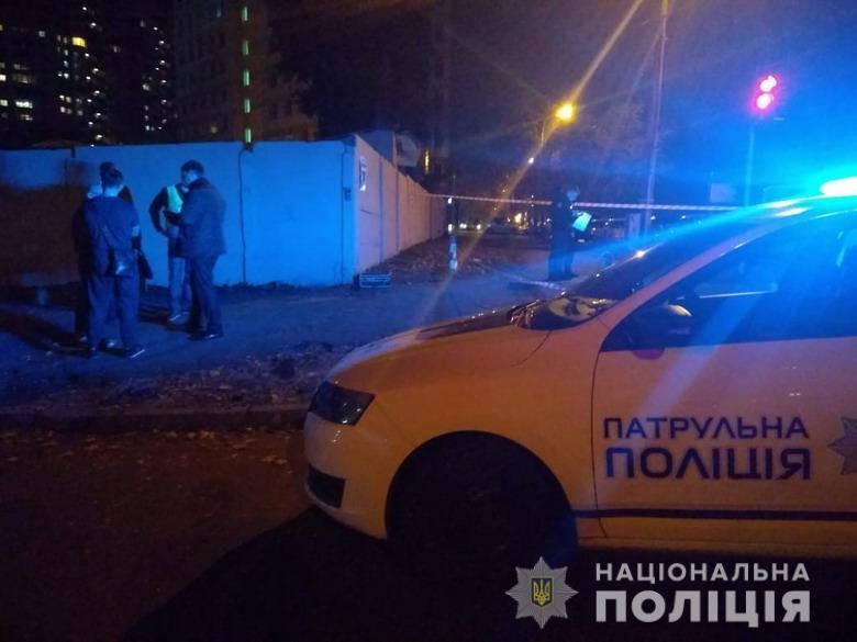 На місці злочину правоохоронці виявили гільзи та поспілкувалися зі свідками / фото НПУ На місці злочину правоохоронці виявили гільзи та поспілкувалися зі свідками / фото НПУ