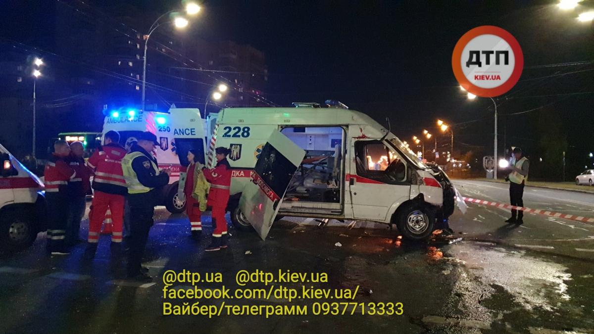 За словами свідків, водій швидкої включив сирену за кілька секунд до удару / фото dtp.kiev.ua За словами свідків, водій швидкої включив сирену за кілька секунд до удару / фото dtp.kiev.ua