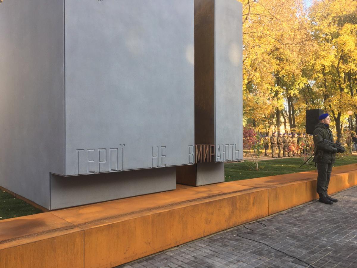 Куб із написом «Герої не вмирають» / фото kh.suspilne.media Куб із написом «Герої не вмирають» / фото kh.suspilne.media