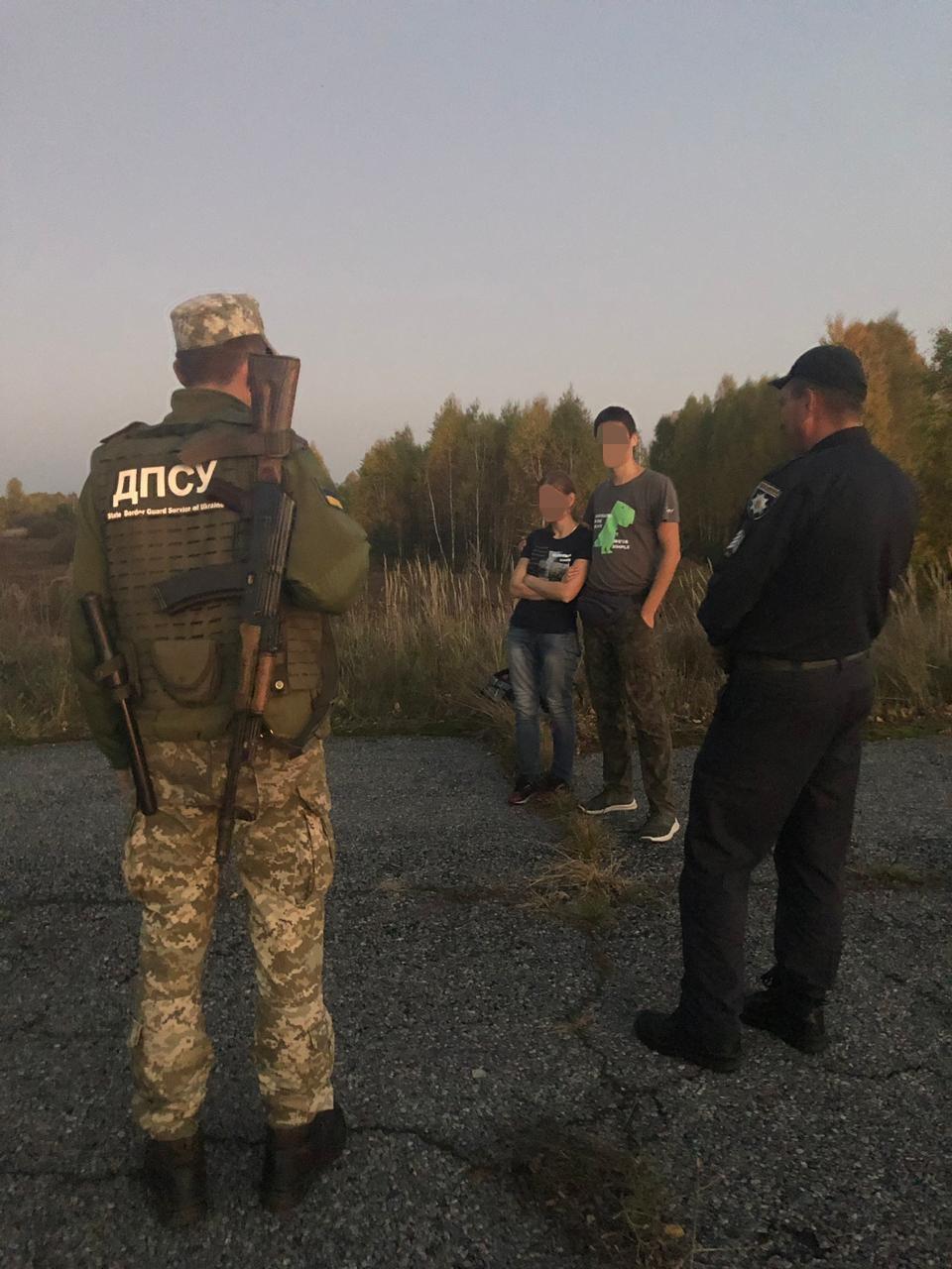 Дві жінки та чоловік пробиралися у чорнобильську зону / фото Держприкордонслужби Дві жінки та чоловік пробиралися у чорнобильську зону / фото Держприкордонслужби