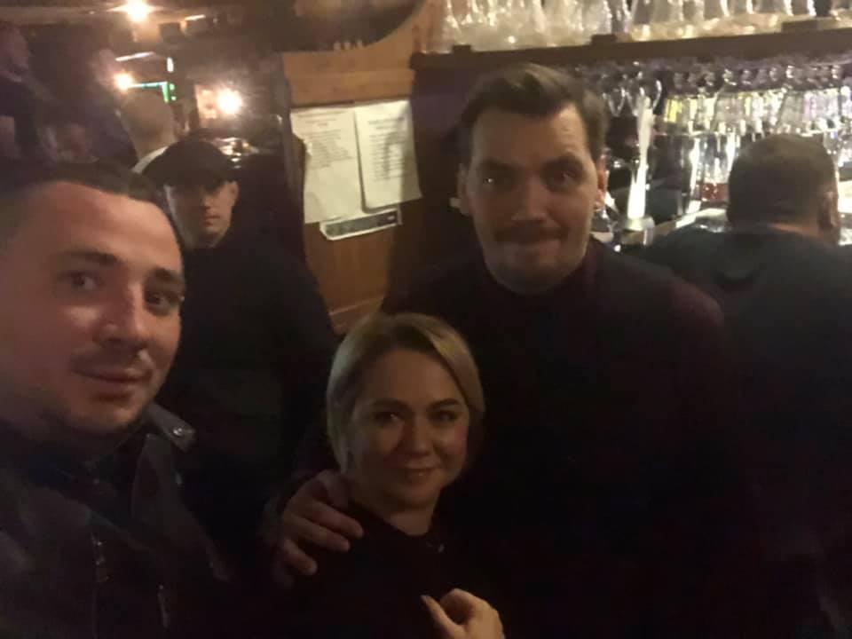 Гончарук побував у пабі / facebook.com/Оксана Коляда Гончарук побував у пабі / facebook.com/Оксана Коляда