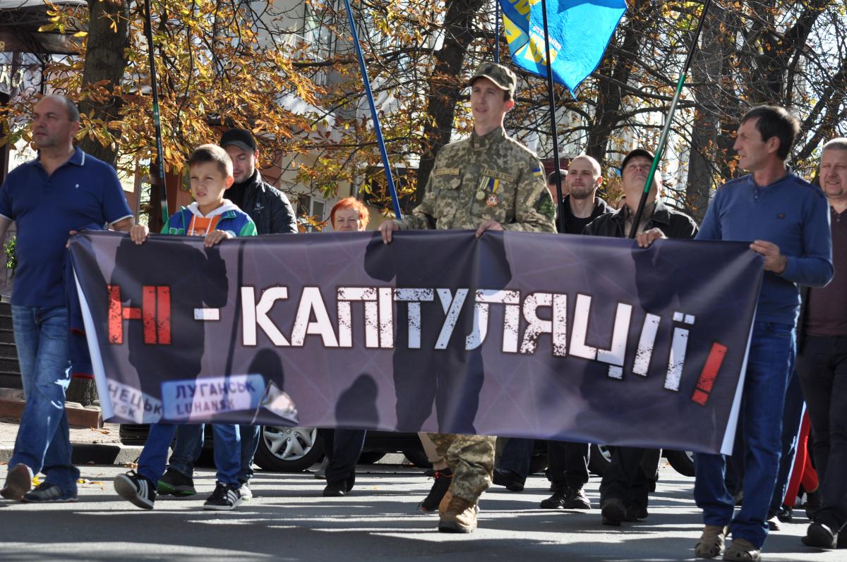 Шествие завершилось возле кинотеатра имени Шевченко / фото УНИАН / Виталий Тараненко