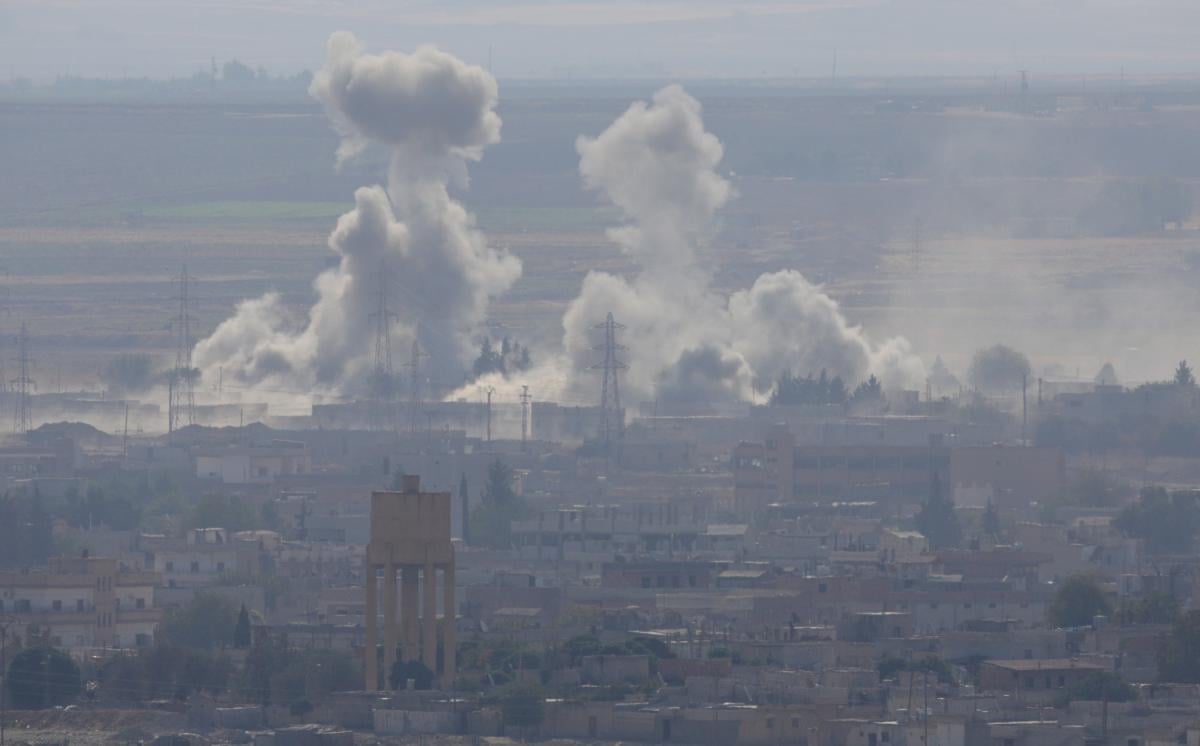Дым над сирийским городом Рас-эль-Айн / REUTERS