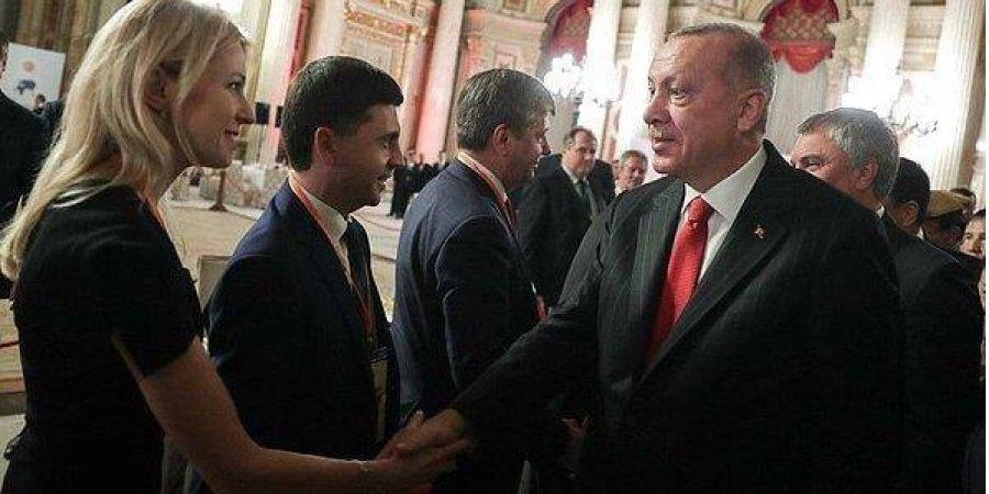 Наталья Поклонская и Реджеп Эрдоган обменялись рукопожатиями на форуме в Стамбуле / фото Наталья Поклонская/Facebook Наталья Поклонская и Реджеп Эрдоган обменялись рукопожатиями на форуме в Стамбуле / фото Наталья Поклонская/Facebook