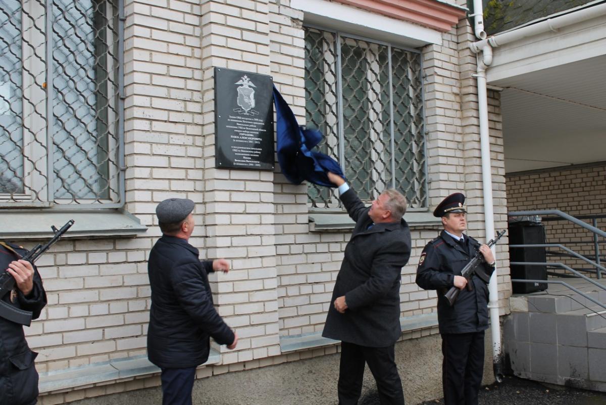 Российский депутат открывает памятный знак имени самого себя / Вконтакте, Павел Горчаков Российский депутат открывает памятный знак имени самого себя / Вконтакте, Павел Горчаков