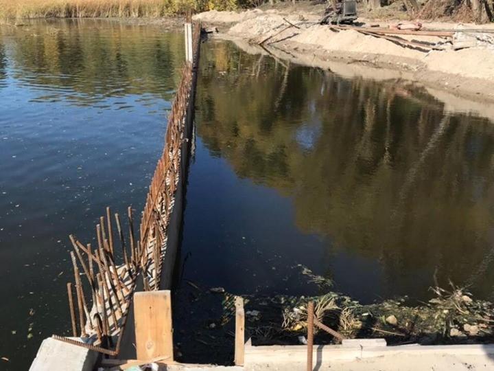 Бетонування берега Десенки проходить з виступом у воду від берегової лінії приблизно на 40 метрів / фото: Замовник Горбачиха Бетонування берега Десенки проходить з виступом у воду від берегової лінії приблизно на 40 метрів / фото: Замовник Горбачиха