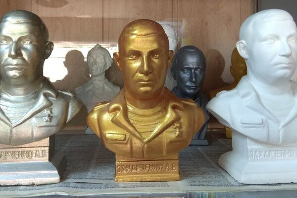 Бюст екс-ватажка "ДНР" Захарченка / Twitter Денис Казанський