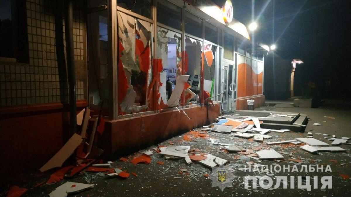 В результаті вибуху постраждав банкомат «Приватбанку» / фото ГУ ГП в Запорізькій області В результаті вибуху постраждав банкомат «Приватбанку» / фото ГУ ГП в Запорізькій області