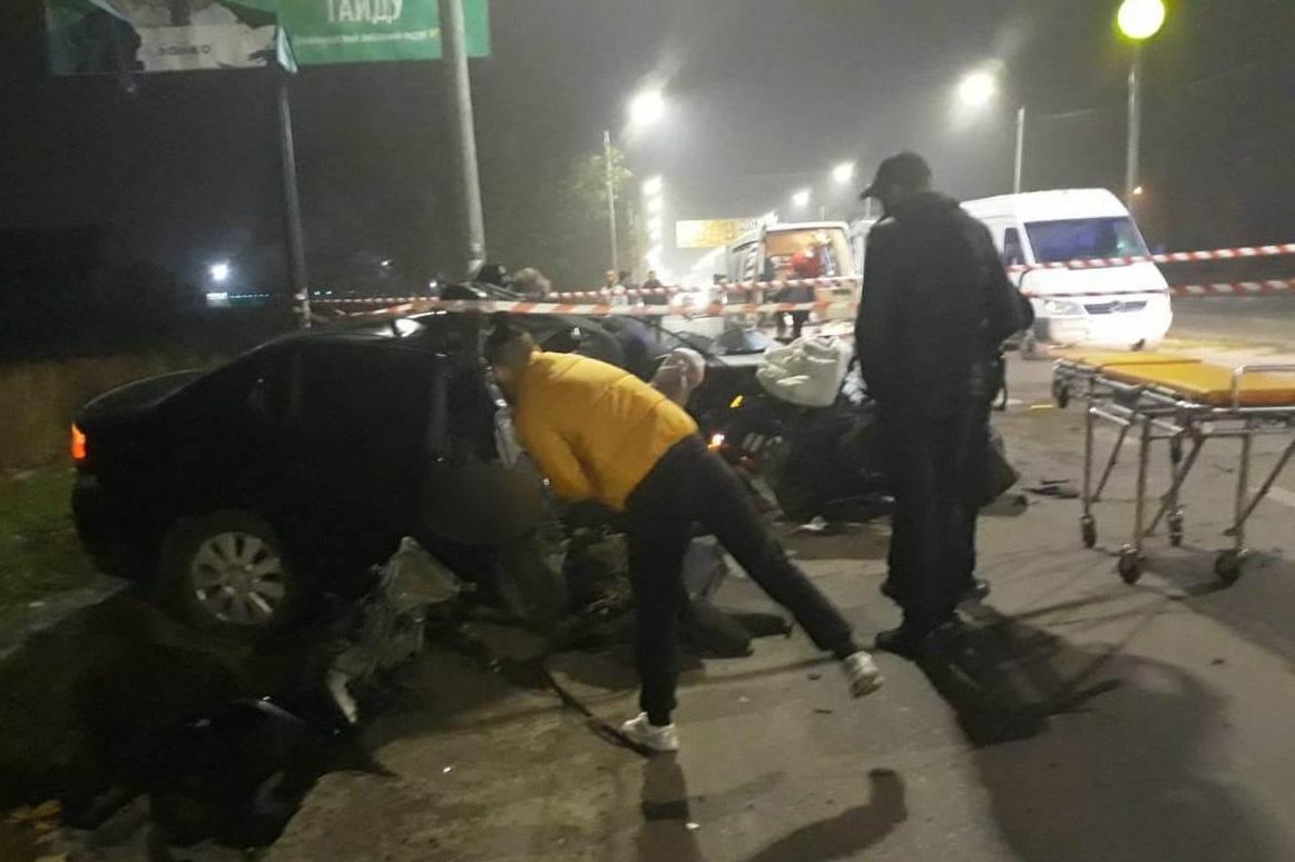 Водій Opel Vectra не впорався з керуванням і влетів у стовп / фото: поліція Водій Opel Vectra не впорався з керуванням і влетів у стовп / фото: поліція