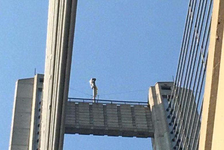 В Киеве подростки забрались на Южный мост / Facebook, Патрульная полиция Украины