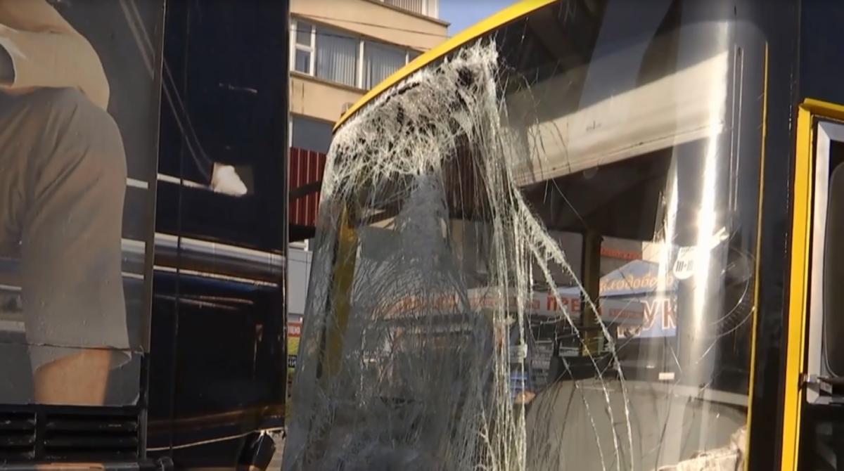 Одна маршрутка врезалась в другую / скриншот Одна маршрутка врезалась в другую / скриншот