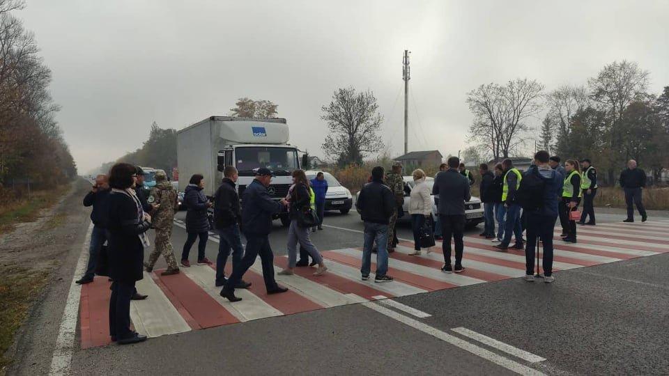 Люди вимагали відремонтувати аварійну дорогу, на якій загинула дівчина / фото: UA:Тернопіль Люди вимагали відремонтувати аварійну дорогу, на якій загинула дівчина / фото: UA:Тернопіль