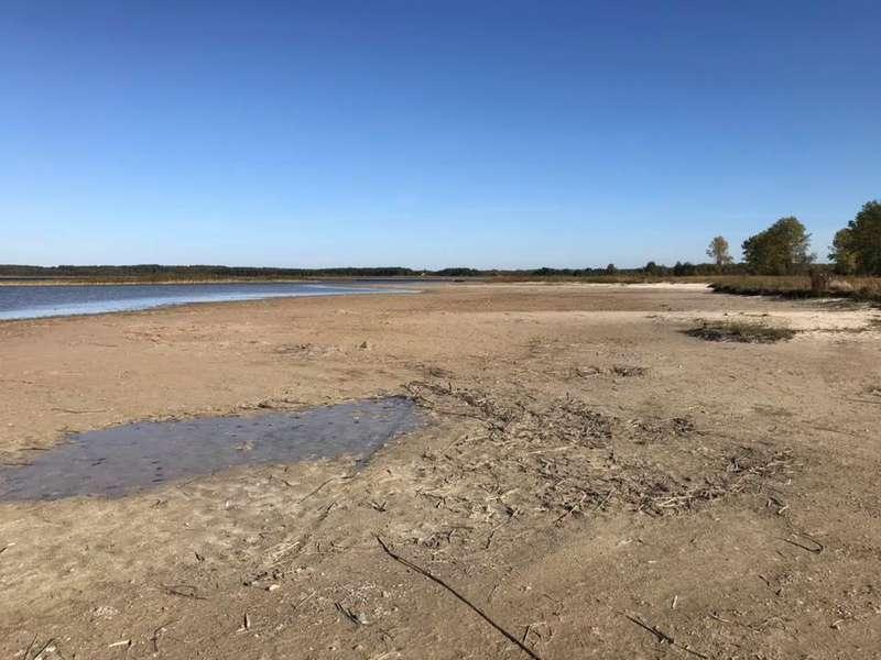 Вода відійшла від берега уже на сотню метрів / фото konkurent.in.ua Вода відійшла від берега уже на сотню метрів / фото konkurent.in.ua