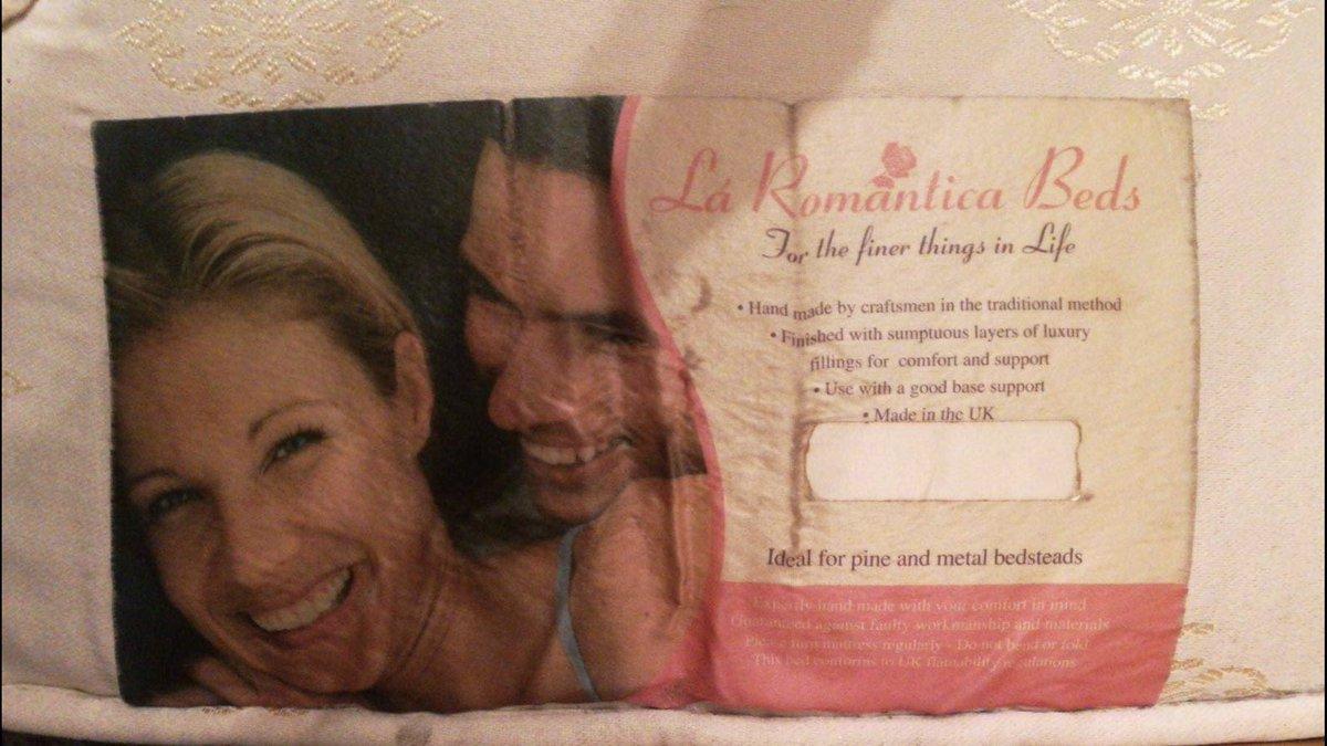 "Фото" під подушкою хлопця Джої / twitter.com/jrouncey