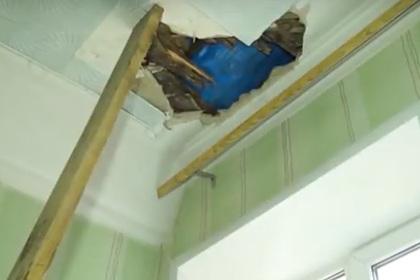 Несучі балки даху прогнили через погану вентиляцію на горищі / фото: кадр: vesti22.tv Несучі балки даху прогнили через погану вентиляцію на горищі / фото: кадр: vesti22.tv