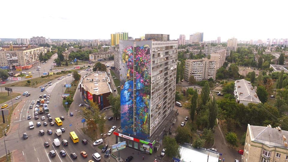 Столичный мурал "Красавица и птица" закрасили ради огромной рекламы / Фото facebook Geo Leros