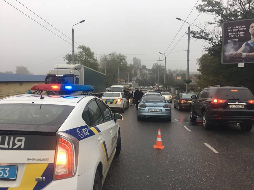 Движение транспорта на путепроводе затруднено / фото управления патрульной полиции в Одесской области Движение транспорта на путепроводе затруднено / фото управления патрульной полиции в Одесской области