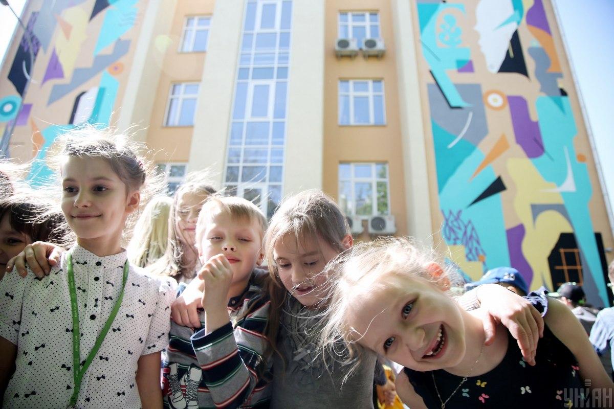 Перші виплати зможуть отримати українці, які відсвяткують повноліття у 2037 році / фото УНІАН